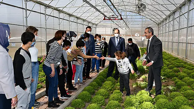 Seydişehir'de özel çocukların yetiştirdiği sebzeler hasat edildi

