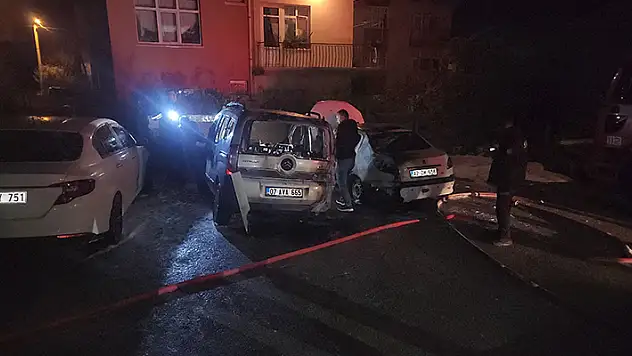 Seydişehir'de park halindeki 3 araç yandı
