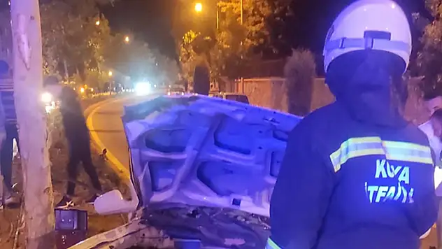 Seydişehir'de refüjdeki ağaçlara çarpan otomobilin sürücüsü yaralandı
