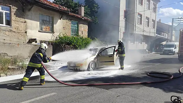 Seydişehir'de seyir halindeki otomobil yandı