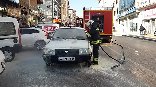 Seydişehir'de seyir halindeki otomobil yandı
