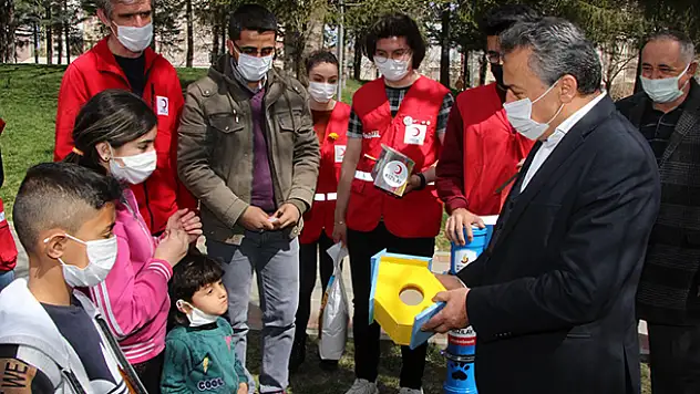 Seydişehir'de sokak hayvanları ve kuşlara yem kapları bırakıldı