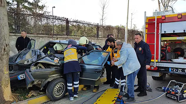 Seydişehir'de trafik kazası! Sıkışan sürücüyü itfaiye ekipleri çıkardı
