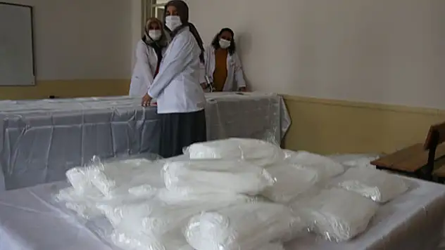 Seydişehir'de usta öğreticiler 30 bin maske üretti