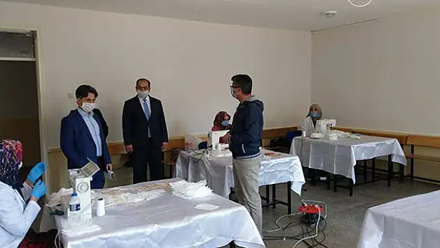 Seydişehir'de usta öğreticiler maske üretmeye devam ediyor