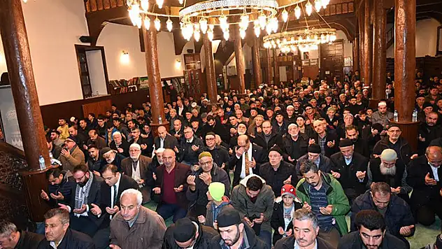 Seydişehir'de vatandaşlar Gazze halkına dua için simitle yaptıkları iftarda buluştu

