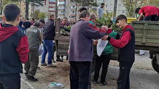 Seydişehir'de vatandaşlara fidan dağıtıldı
