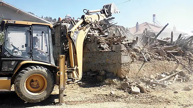 Seydişehir'deki harabe evler yıkılıyor