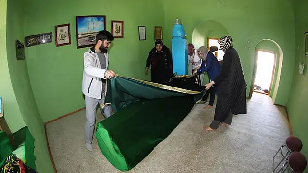 Seydişehir'deki Şeyh Memiş Efendi Türbesi sandukasının yeni örtüsü KOMEK'ten

