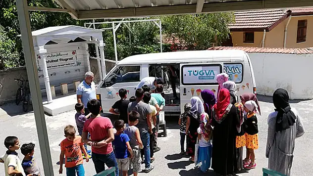 Seydişehir'deki yaz Kur'an kursu öğrencilerine dondurma dağıtılıyor