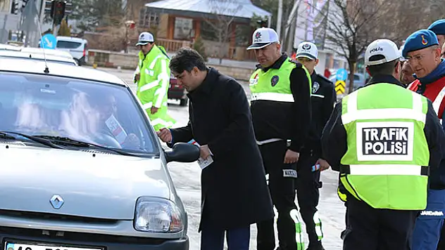 Seydişehir Kaymakamı Erdoğan sokakta trafik uygulaması yaptı