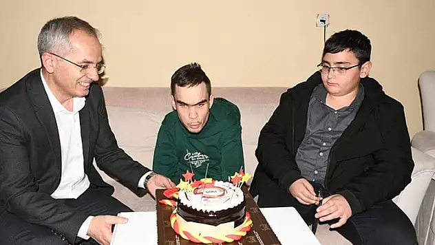 Seydişehir Kaymakamı Pişkin'den görme engelli gence doğum günü sürprizi
