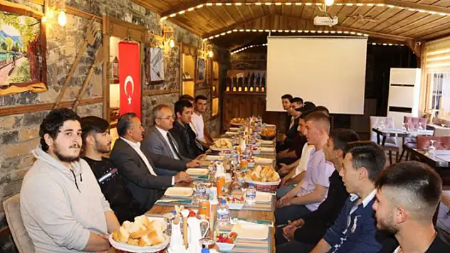 Seydişehir Kaymakamı Pişkin ile Belediye Başkanı Tutal, askere gidecek gençleri ağırladı
