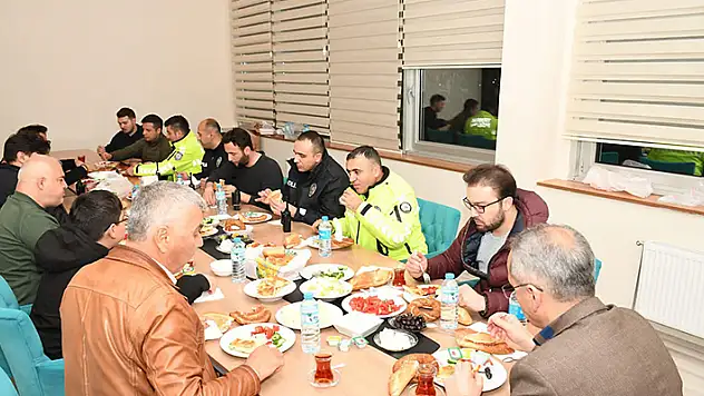 Seydişehir Kaymakamı Pişkin, polislerle sahur yaptı

