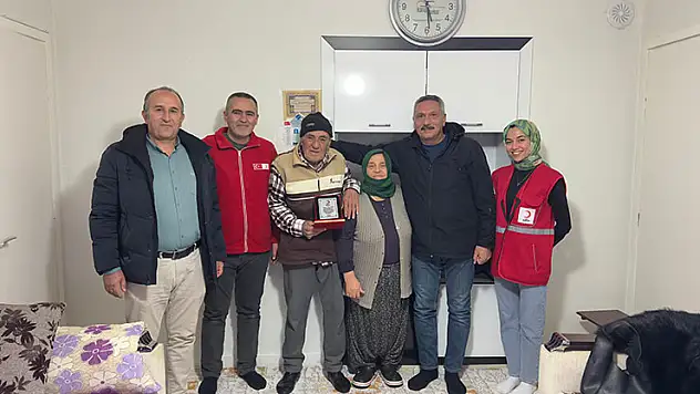 Seydişehir Kızılay, yaşlı çiftin hayır duasını aldı