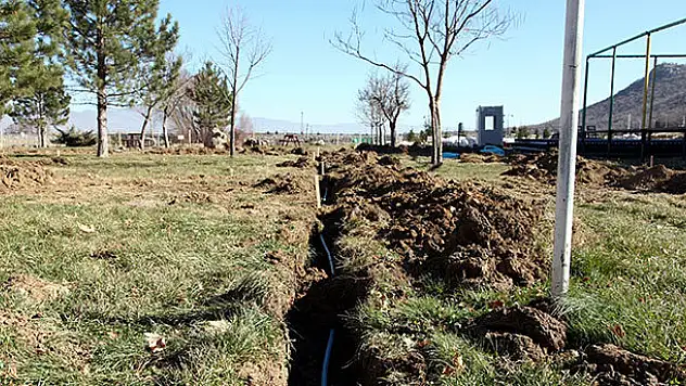 Seydişehir Kuğulu Park'ta sulama boruları yer altına alınıyor