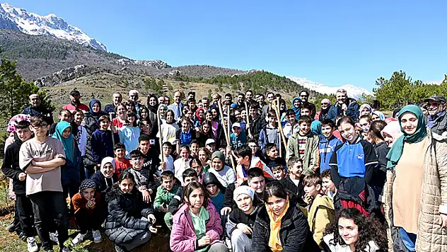 Seydişehir ve Hüyük'te öğrenciler fidanları toprakla buluşturdu
