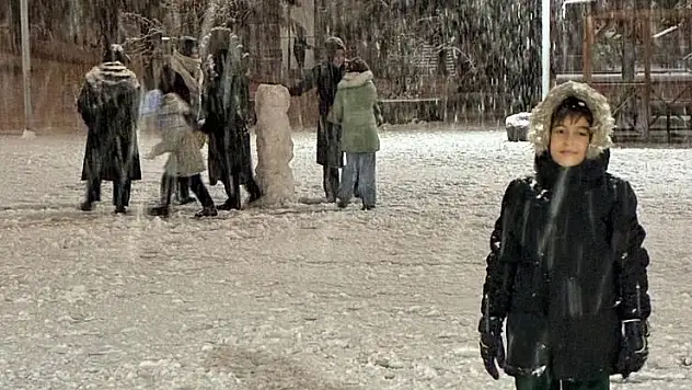 Seydişehir'de beklenen kar geceyi şölene dönüştürdü