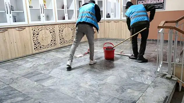 Seydişehir'de denetimli serbestlik yükümlüleri okul temizliği yaptı