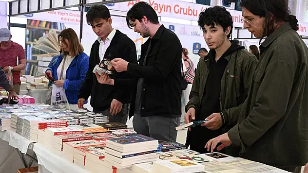 Seydişehir'de market işletmecisi kitap okuyan çocukları ödüllendiriyor