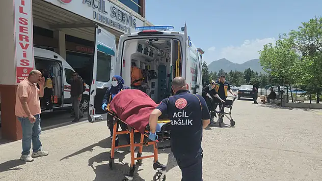 Seydişehir'de şarampole devrilen otomobildeki 2 kişi yaralandı