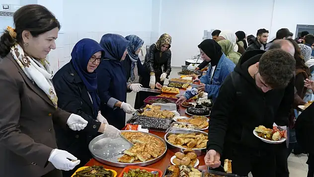 Seydişehir'de üniversite öğrencilerine anne yemekleri ikram edildi