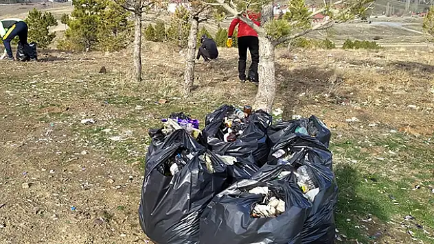 Seydişehirli bisikletçiler, piknik alanında çöp topladı