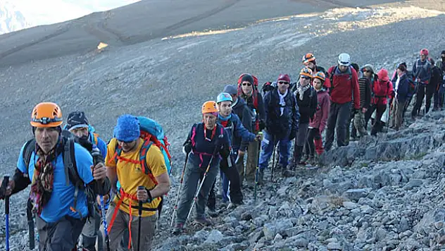 Seydişehirli dağcılar Aydos'un zirvesine tırmandı