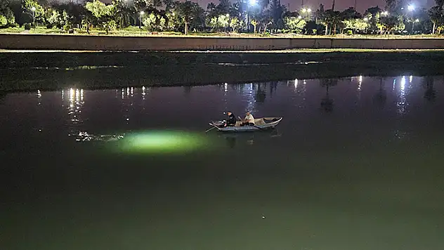 Seyhan Nehri'ne atlayıp kaybolduğu iddia edilen kişi aranıyor
