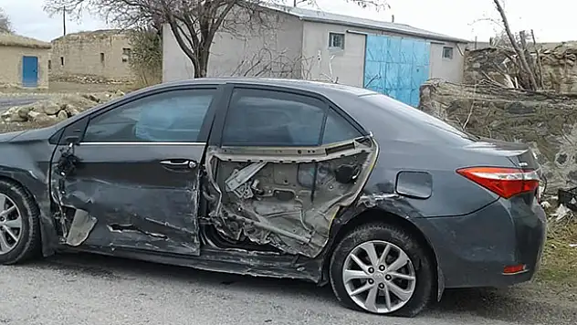 Seyir halinde kendini vurdu, otomobili kaymakamın aracına çarptı