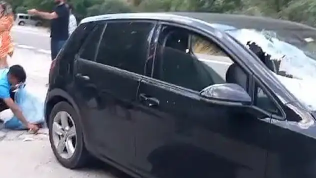 Seyir halindeki araca kaya isabet etti: 1 ölü, 2 yaralı

