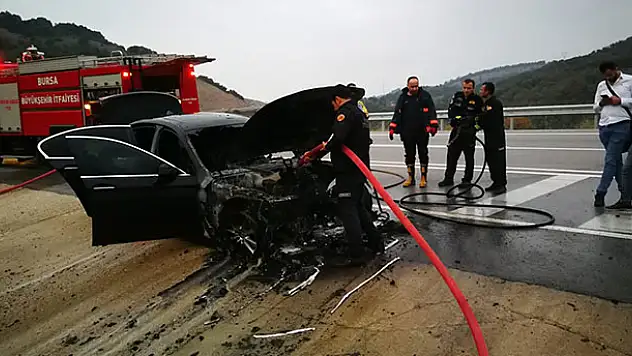 Seyir halindeki lüks araç küle döndü