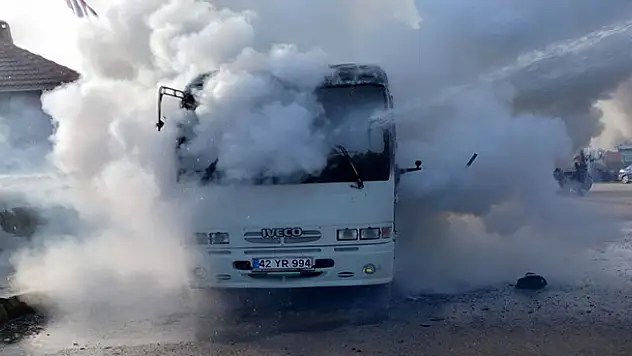 Seyir halindeki minibüs yandı