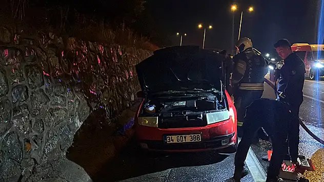 Seyir halindeki otomobil alev aldı