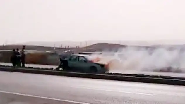 Seyir halindeki otomobil alev alev yandı