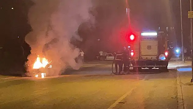 Seyir halindeki otomobil alev alev yandı
