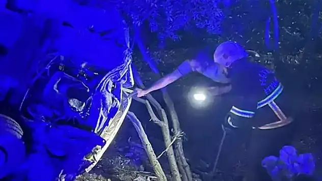 Seyir halindeki otomobil tarlaya uçtu! 6 kişi yaralandı
