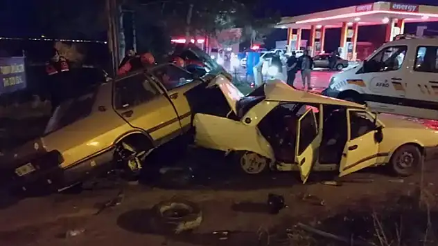 Seyir halindeki otomobile başka bir otomobil arkadan çarptı: 6 yaralı