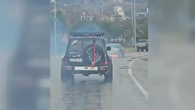 Seyir halindeki otomobilinin alev aldığını offroad kulübü üyelerinin uyarısıyla fark etti