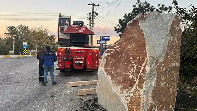 Seyir halindeki tırdan 12 ton ağırlığındaki mermer blok, yola düştü
