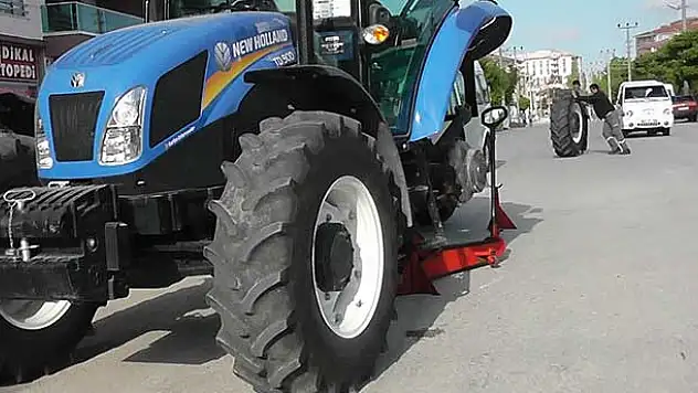 Seyir halindeki traktörün tekeri yerinden çıktı