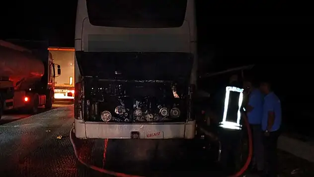 Seyir halindeki yolcu otobüsünün motoru yandı
