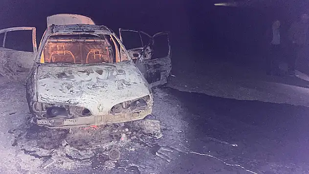 Seyir halindeyken alev alan otomobildeki 4 kişi son anda kurtuldu
