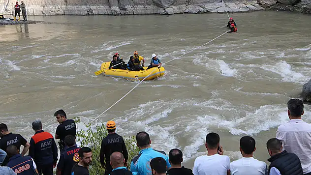 Seyir terasından atlayan Kübra'nın Zap Suyu'nda cansız bedeni bulundu
