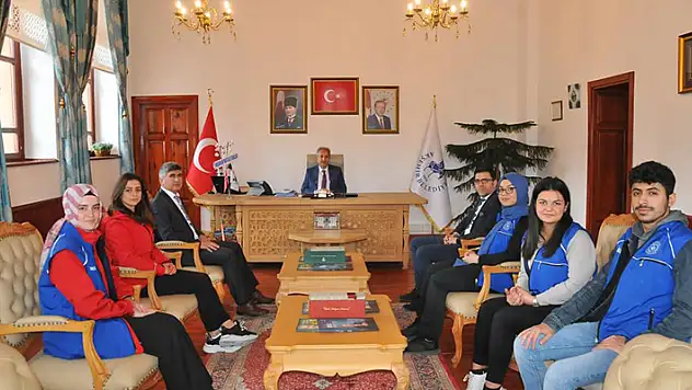 Sezaryenle hayata döndürülen kedi için Başkan Akkaya'ya teşekkür

