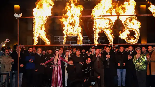 Sezonun ilk seferini yapan Turistik Doğu Ekspresi Kars'ta coşkuyla karşılandı