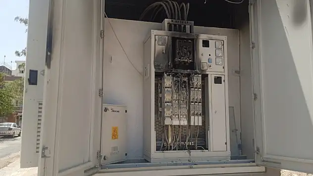 Sıcağa dayanamayan trafo alev aldı