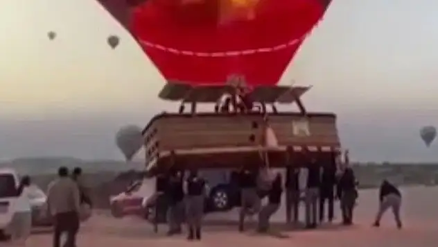 Sıcak hava balonu ile otomobil çarpıştı
