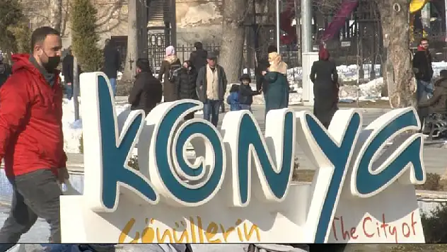 Sıcak havayı gören Konyalılar çarşı pazarda güneşin tadını çıkardı
