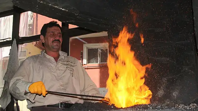 Sıcaklığı bin 500 dereceye ulaşan ateş karşısında oruç
